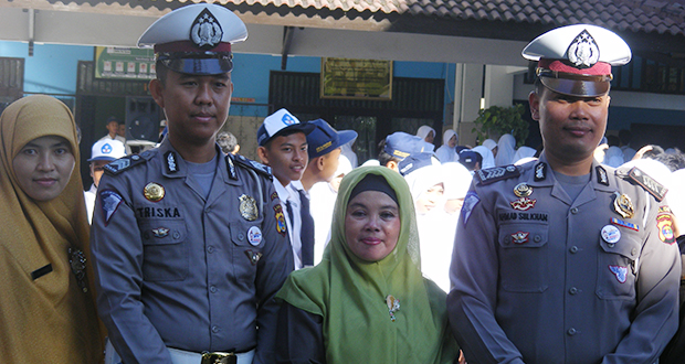 Anggota Satlantas Lampung dan Kepala Sekolah SMP Al Kautsar