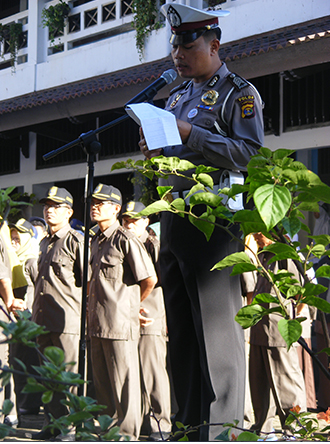Bripka Ahmad Sulkan memberikan sosialisasi pada saat upacara bendera