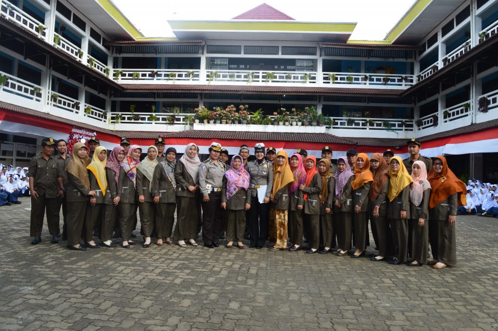 Foto bersama, para guru SMP Al Kautsar berfoto bersama polisi dari satlantas setelah upacra di SMP Al Kautsar