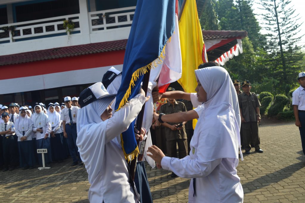 Penyerahan bendera yayasan dan bendera merah putih dari pengurus OSIS masa bakti 2015/2016 kepada pengurus OSIS masa bakti 2016/2017