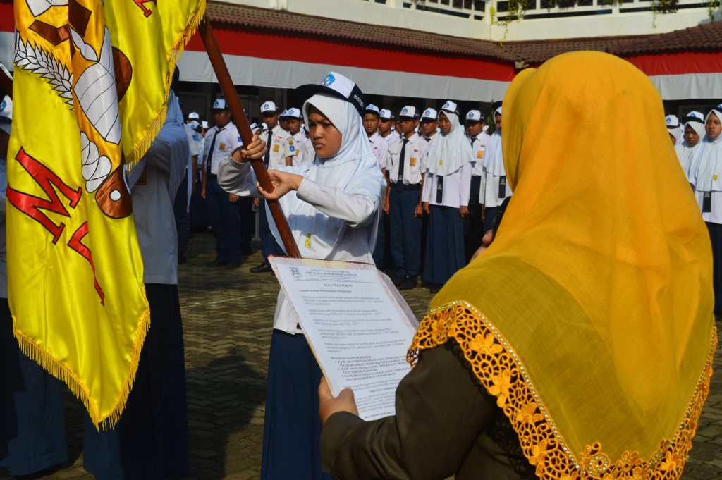 Kepala sekolah membacakan kata pelantikan dilanjutkan dengan Janji Pengurus yang dipimpin ketua OSIS