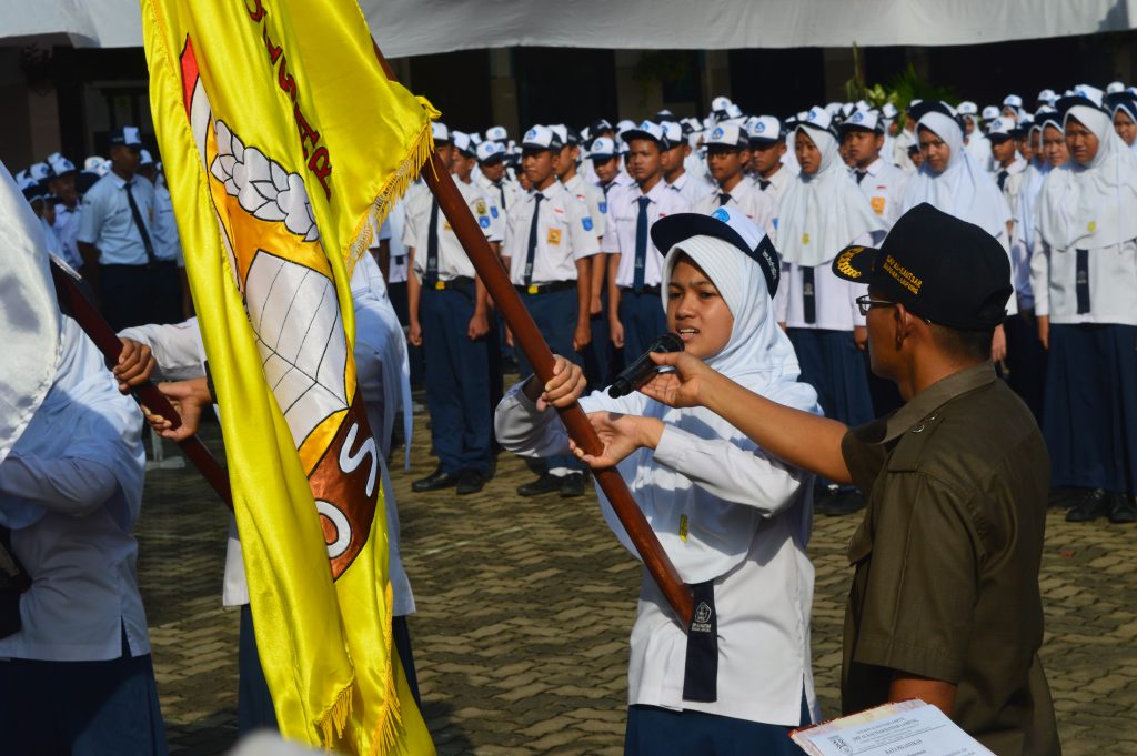 Pembacaan janji pengurus dipimpin oleh ketua OSIS