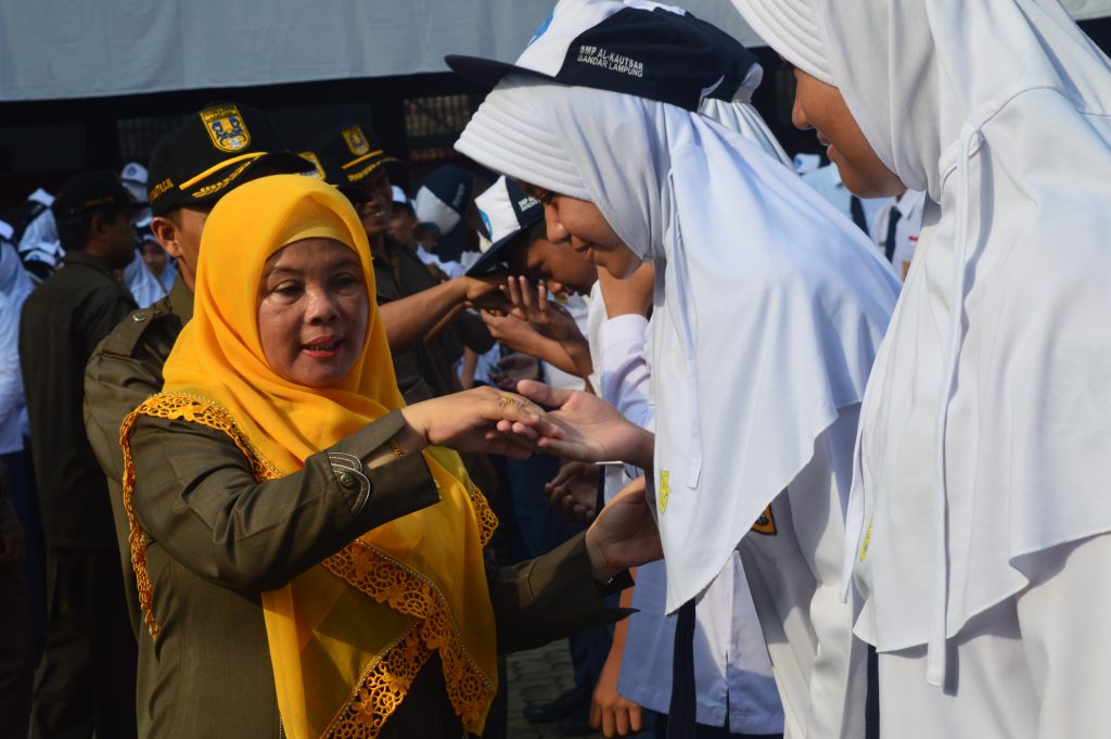 Kepala sekolah beserta dewan guru memberika ucapan selamat