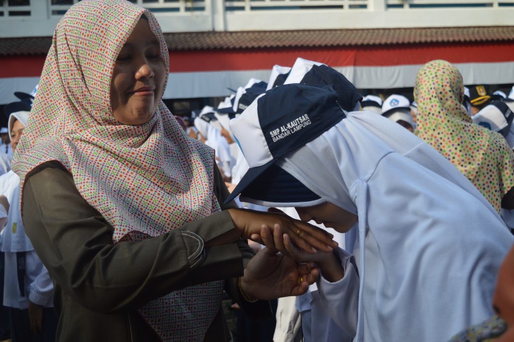 Kepala sekolah beserta dewan guru memberika ucapan selamat