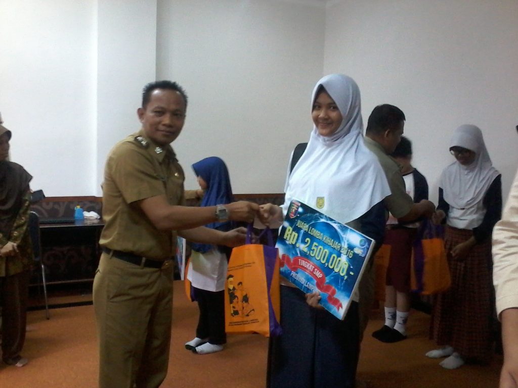 Audreyna menerima piagam dan bingkisan dari perwakilan Dinas Pendidikan Provinsi
