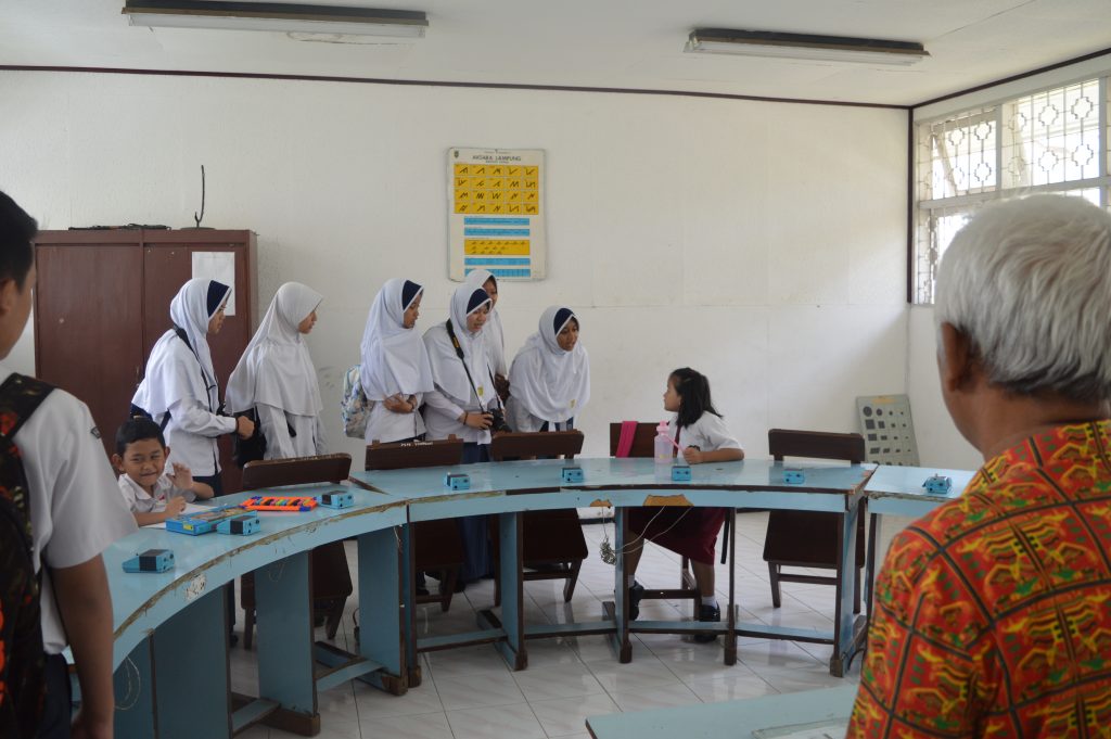 SMP Al Kautsar melaksanakan Outdoor Study ke Sekolah Luar Biasa (SLB) Kemiling