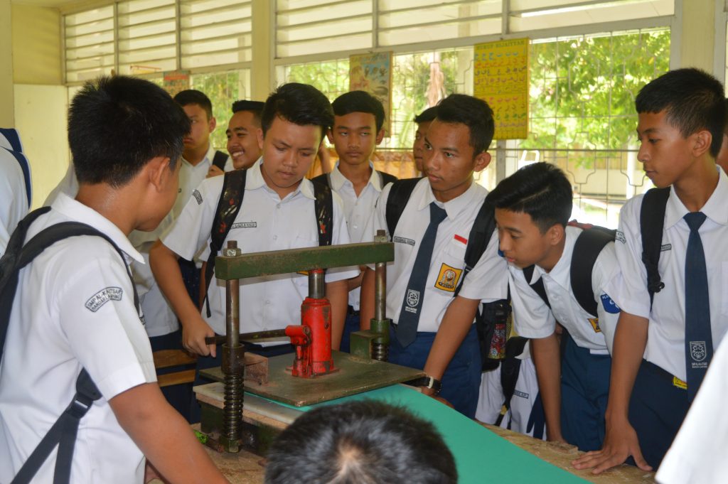 SMP Al Kautsar melaksanakan Outdoor Study ke Sekolah Luar Biasa (SLB) Kemiling