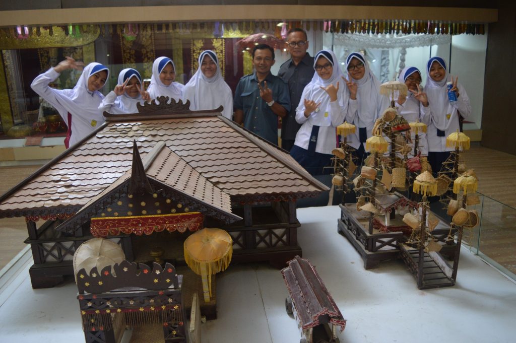 Siswa-siswi mengunjungi Museum Lampung