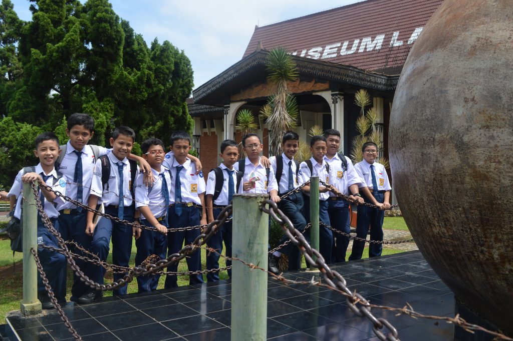 Para siswa berfoto bersama di depan Museum Lampung