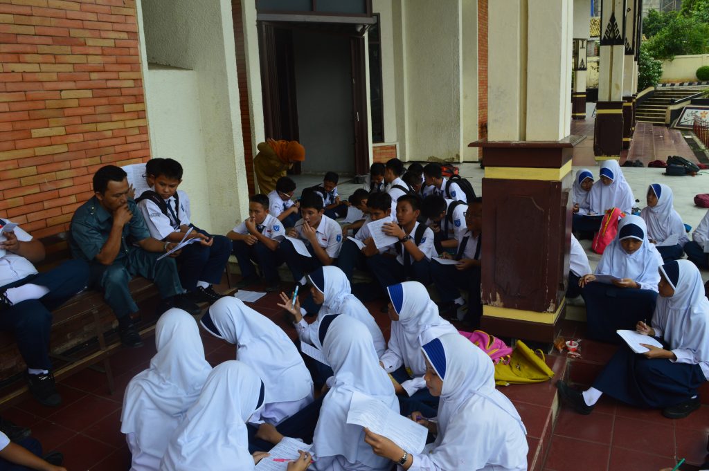 Para siswa berfoto bersama di depan Museum Lampung