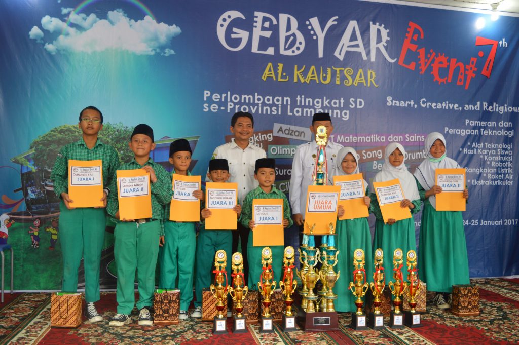 Guru dan siswa dari MIN 5 Bandar Lampung mendapatkan juara Umum AK Event VII